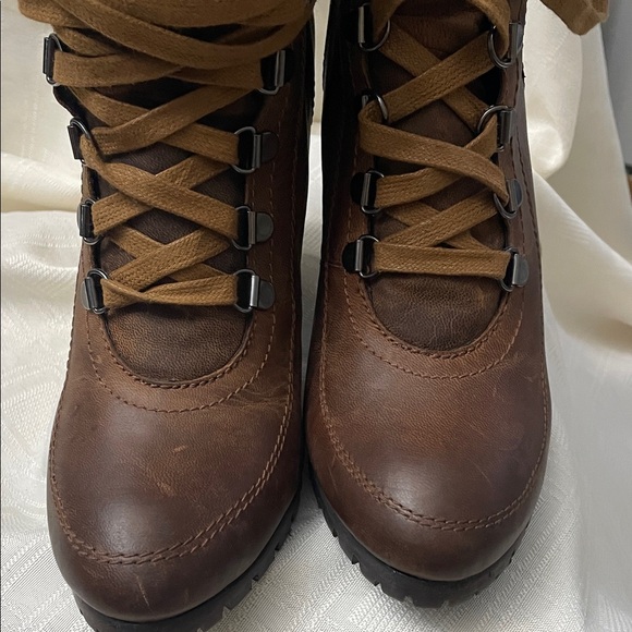 Steve Madden Brown Lace-Up Boots with Shearling Lining - Picture 2 of 7